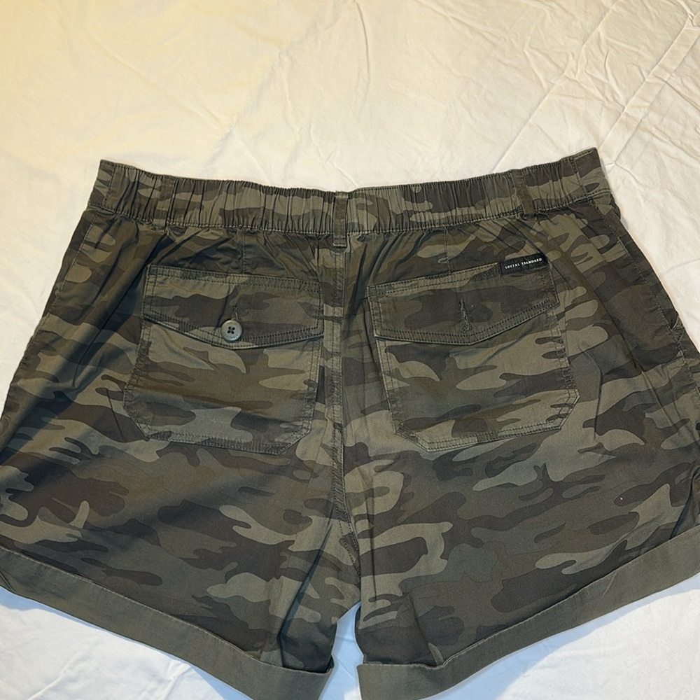 Social Standard by Sanctuary Camo Green Women's XXL Shorts - Picture 8 of 8